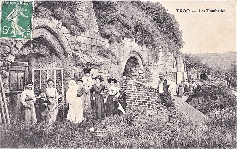 Fig. 5 : Trôo (Loir-et-Cher), Les Tombelle : vestiges des maisons vigneronnes des xiiie et xive siècles, avec parties troglodytes.