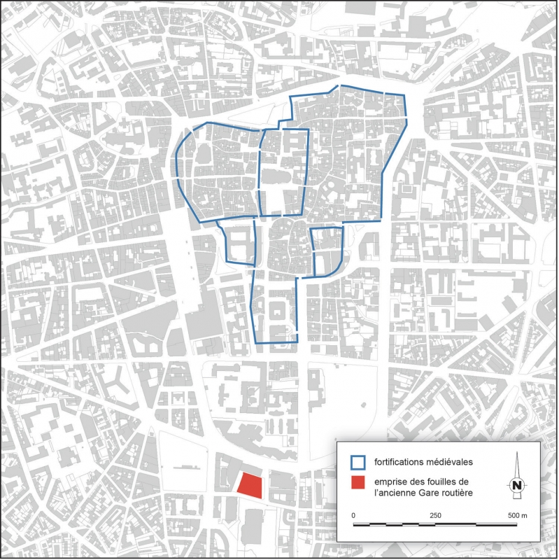 Figure 7 : emplacement du site par rapport aux fortifications médiévales (sur fond cadastral actuel).