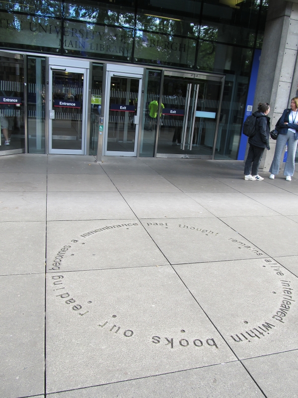 Figure 10 : Alec Finlay, « Interleaved », gravé en 2010 devant le bâtiment principal de la bibliothèque de l’Université d’Édimbourg.
