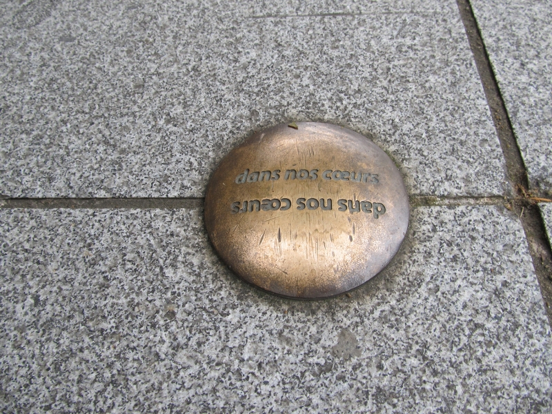 Figure 4 : Groupe de l’Oulipo, clou gravé pour « Les Clous de l’Esplanade », poème installé en 2010 sur l’esplanade Charles-de-Gaulle, Rennes.