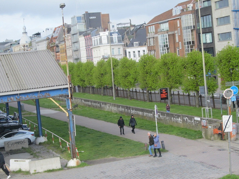 Figure 5 : Peter Holvoet-Hanssen, « Welkom Pierewaaiers », poème peint en 2012 sur les quais le long de l’Escault, à Anvers.