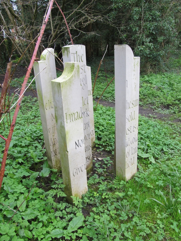 Figure 6 : Alec Peever, « The Last Laugh », poème de John Betjeman installé en 2002 au John Betjeman Millenium Park de Wantage.