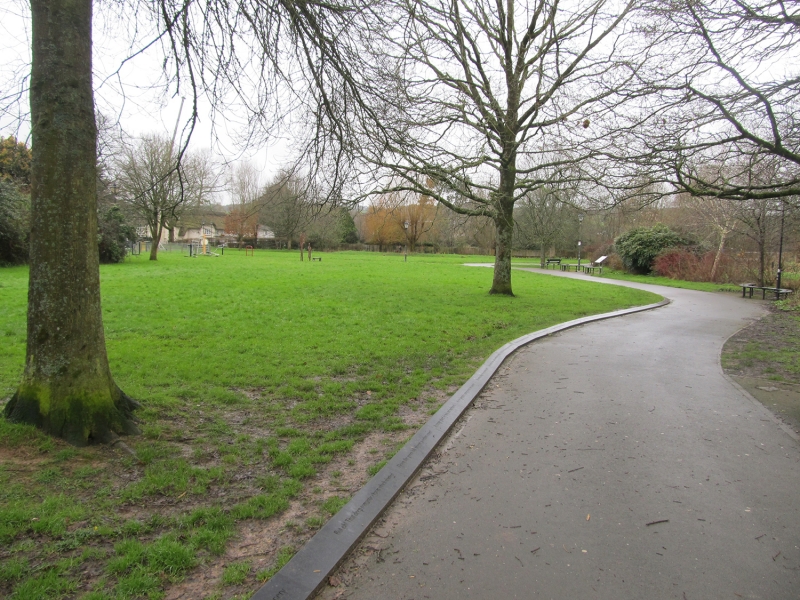 Figure 8 : Coleridge Memorial Trust, « The Kubla Khan Poetry Stones », poème de Samuel Coleridge installé à Ottery St Mary en 2012.