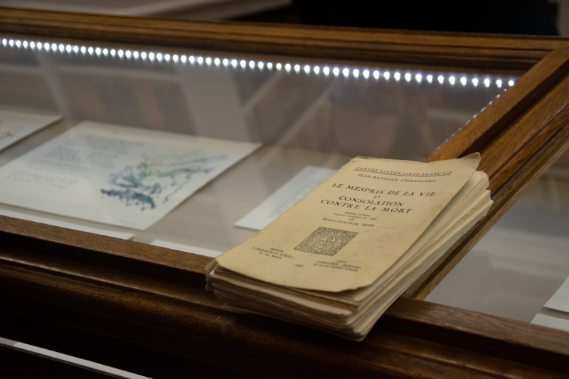 Le mépris de la vie et consolation contre la mort sur une vitrine de l’exposition