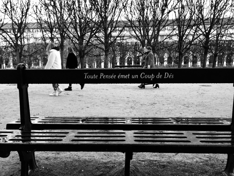 Figure 1 : Banc &amp; Poème, installation de 34 Bancs &amp; Poèmes au jardin du Palais Royal, Paris, 2016-2024