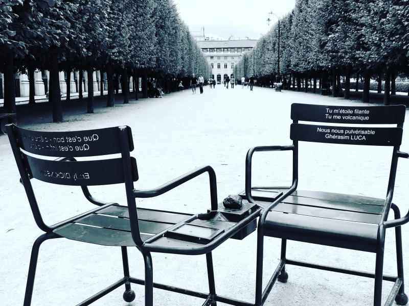Fig. 5 : Les confidents, installation de 12 chaises-poèmes au jardin du Palais-Royal, 2016-2024, Paris