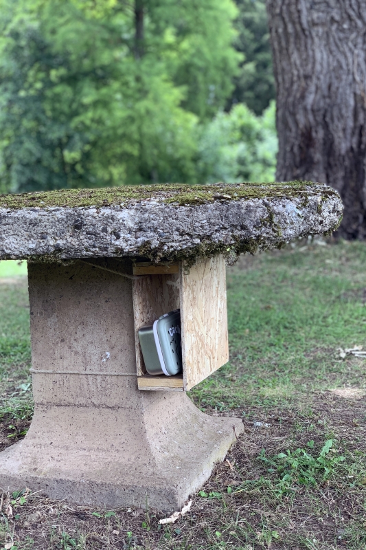 Ilustration 2 : Cache cachée sous une table de pierre dans le parc du château de Chavaniac-Lafayette