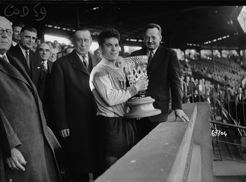 Figure n° 5 : Le capitaine du Racing club de Lens reçoit le trophée de la coupe nationale des juniors, après la victoire de son équipe au Parc des Princes face à l’AS Saint-Étienne le 18 mai 1958.