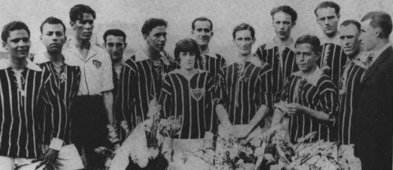 Figure n° 1. Nenen Aluotto, la « reine des sports » de Belo Horizonte, entourée des joueurs de l’Athlético Mineiro pendant la saison 1926-1927.