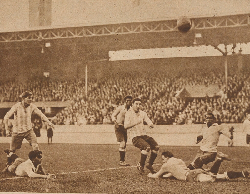 Figure n° 5. Le but uruguayen assiégé lors de la deuxième finale du tournoi olympique de football, stade olympique d’Amsterdam, 13 juin 1928.
