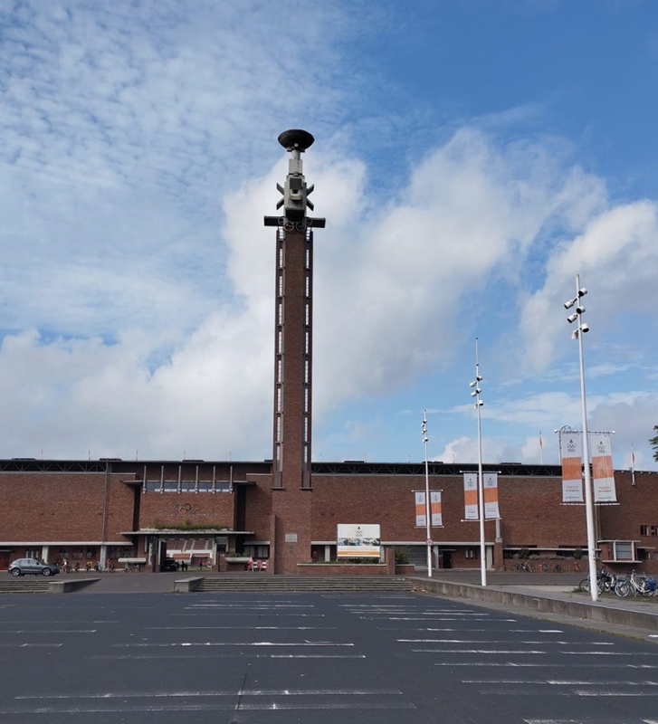 Figure n° 6. L’esplanade et la tour du stade olympique d’Amsterdam (septembre 2024).