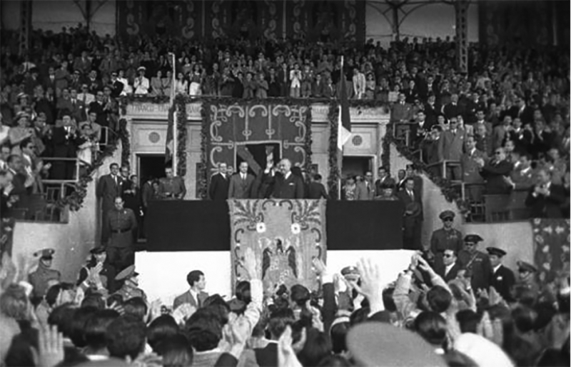 Figure n° 4. Franco salue la foule depuis la tribune présidentielle du Stadium Metropolitano lors du match Espagne-Irlande, 23 juin 1946.