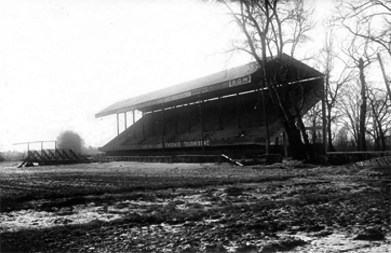 Figure n° 1. Les tribunes en bois du stade de Sauclières dans l’entre-deux-guerres.