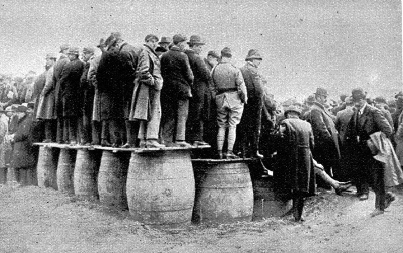 Figure n° 3. Spectateurs assistant à finale du championnat de France de rugby Perpignan-Toulouse disputée au stade de Sauclières le 17 avril 1921.