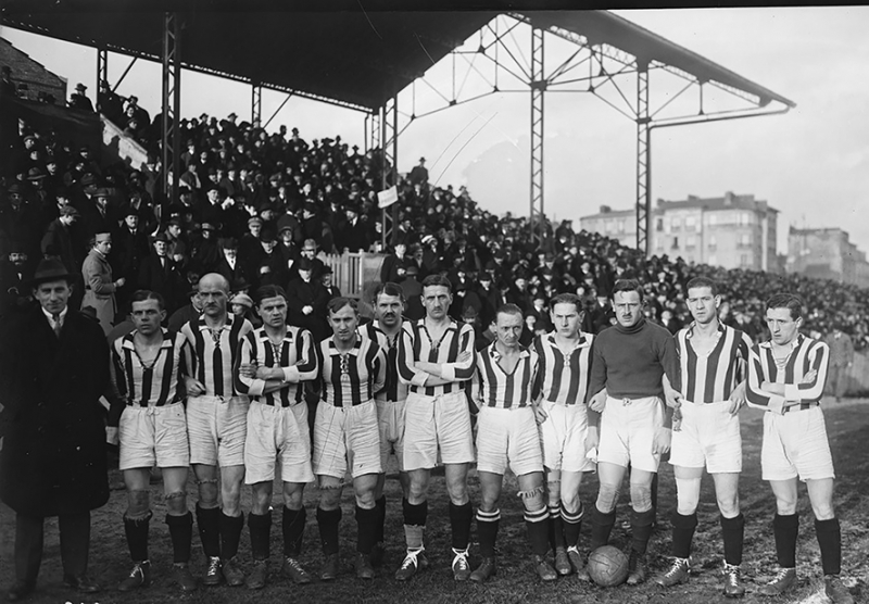 Figure n° 2. L’équipe de Cracovie au stade de Paris (puis Bauer) à Saint-Ouen-sur Seine, 31 décembre 1922.