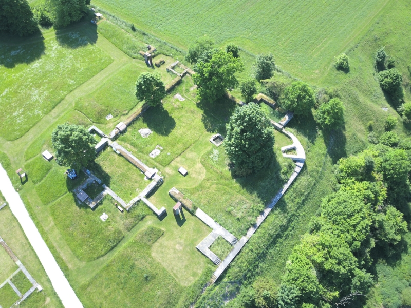 Figure 11: Neustadt a. d. Donau-Eining: Drone photograph of the late Roman reduction fort in the north-western corner of the mid-imperial auxiliary fort of Abusina.