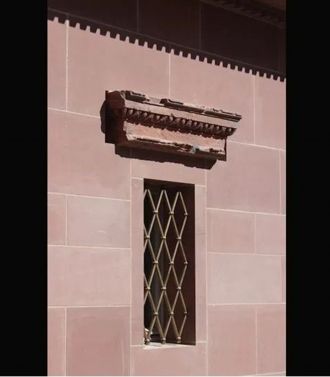 Fig. 4. Fragment d'architraves remployé dans les murs d'une maison du neue Frankfurter Altstadt, Francfort-sur-le-Main (cliché Marc Jordi).