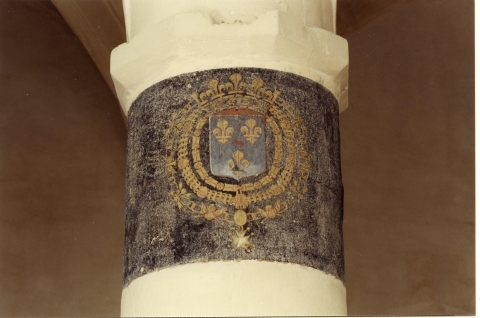 Fig. 1. Un exemple significatif est cette litre funéraire de l’église de Courteuil (Oise) avec les armoiries du Grand Condé, probablement du XVIIIème siècle.
