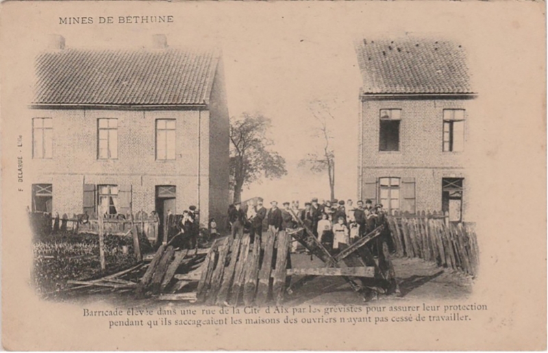 Fig. 1 : Mines de Béthune, 1902. « Barricade élevée dans une rue de la Cité d’Aix par les grévistes pour assurer leur protection pendant qu’ils saccageaient les maisons des ouvriers n’ayant pas cessé de travailler ».