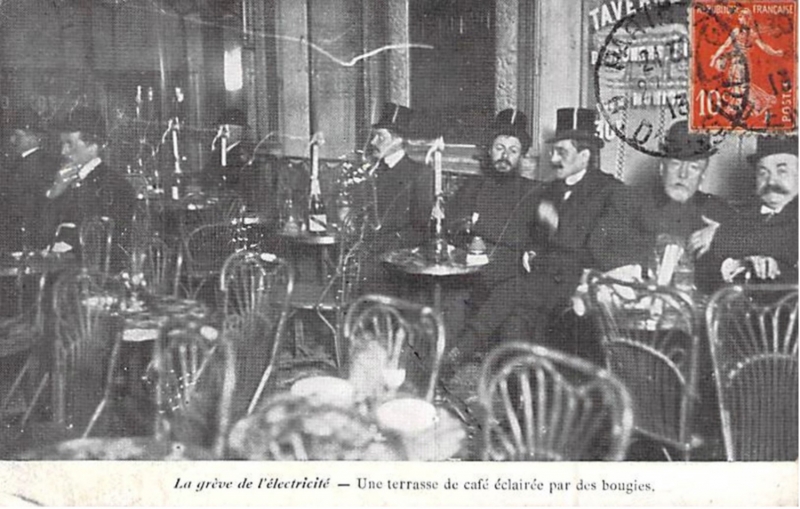 Fig. 3 : La grève de l’électricité – Une terrasse de café éclairée par des bougies.