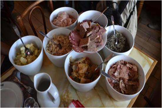 Figure 4 : Les saladiers du bouchon Chabert à Lyon, compagnons du vin unique qu’est le beaujolais ou, pour certains, en début de repas, du mâcon blanc.