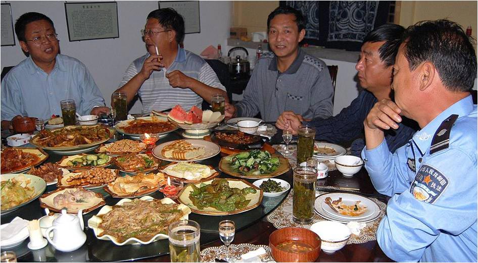 Figure 5 : Petit banquet chinois entre amis : de nombreux plats variés et servis en ordre aléatoire, arrosés de nombreuses boissons alcoolisées ou non.