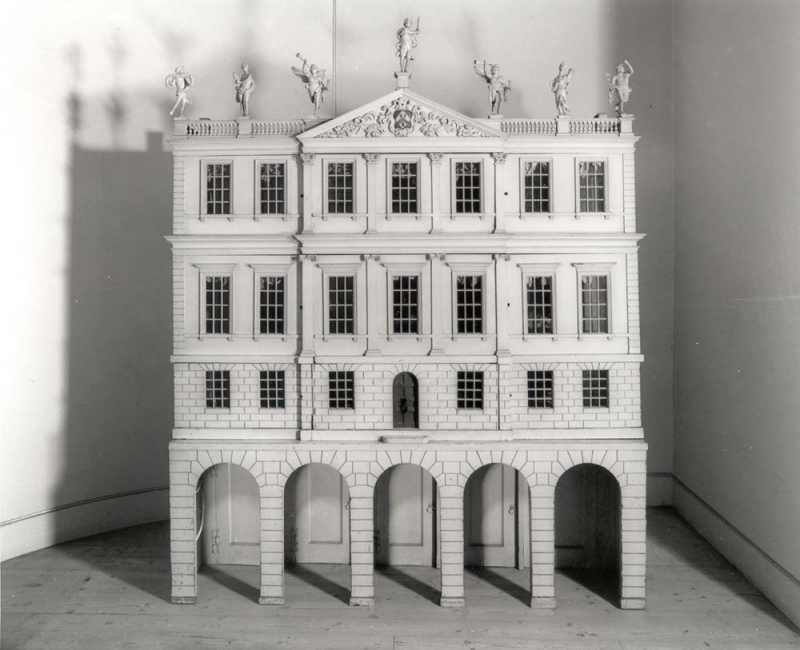 Figure 2. Devanture de la maison d’Uppark (c. 1735, National
          Trust, NT138073).