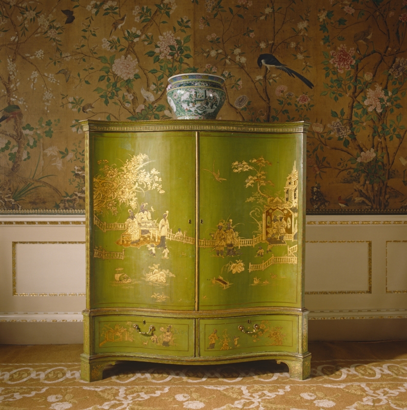 Figure 6. Armoire à linge (clothes
            press) laquée verte aux motifs chinoisants dorés dans la
            chambre d’apparat recouverte d’un papier peint chinois importé par
            la Compagnie des Indes (Thomas Chippendale, c. 1771, National
            Trust, NT959752).