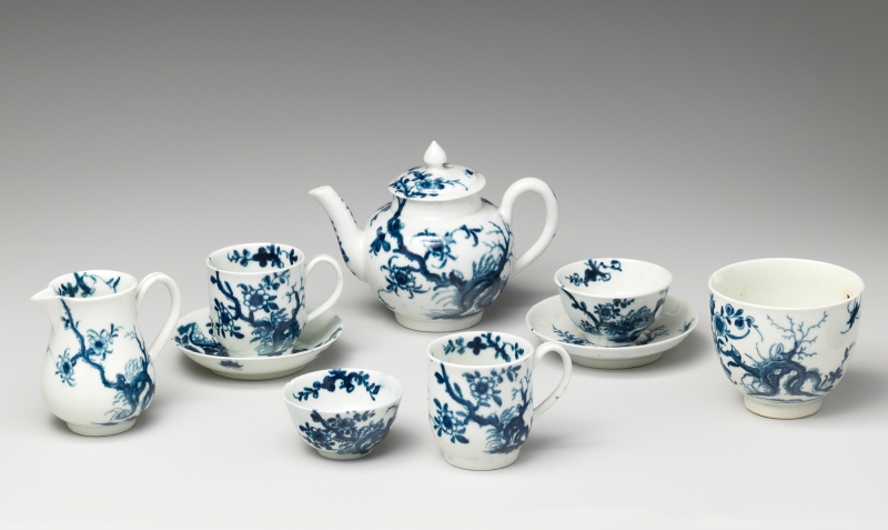 Figure 7. Service en porcelaine miniature fabriqué dans les
            manufactures du Worcester (1760-2, Metropolitan Museum of Art,
            61.107.25a,
            b).