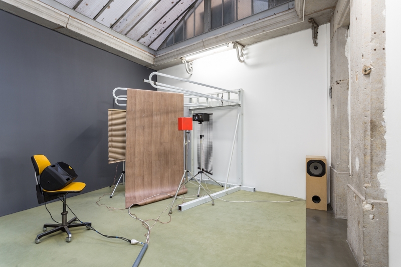 Figure 2 : Les Mitoyennes (Anne Le Troter, 2015), vue de l’installation sonore depuis la verrière, en collaboration avec Max Bruckert, exposition et production La BF15, Lyon.